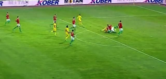 A románoktól kapott második gól fázisai: hiába a védelmi tömeg, Chipciu üresen talál be