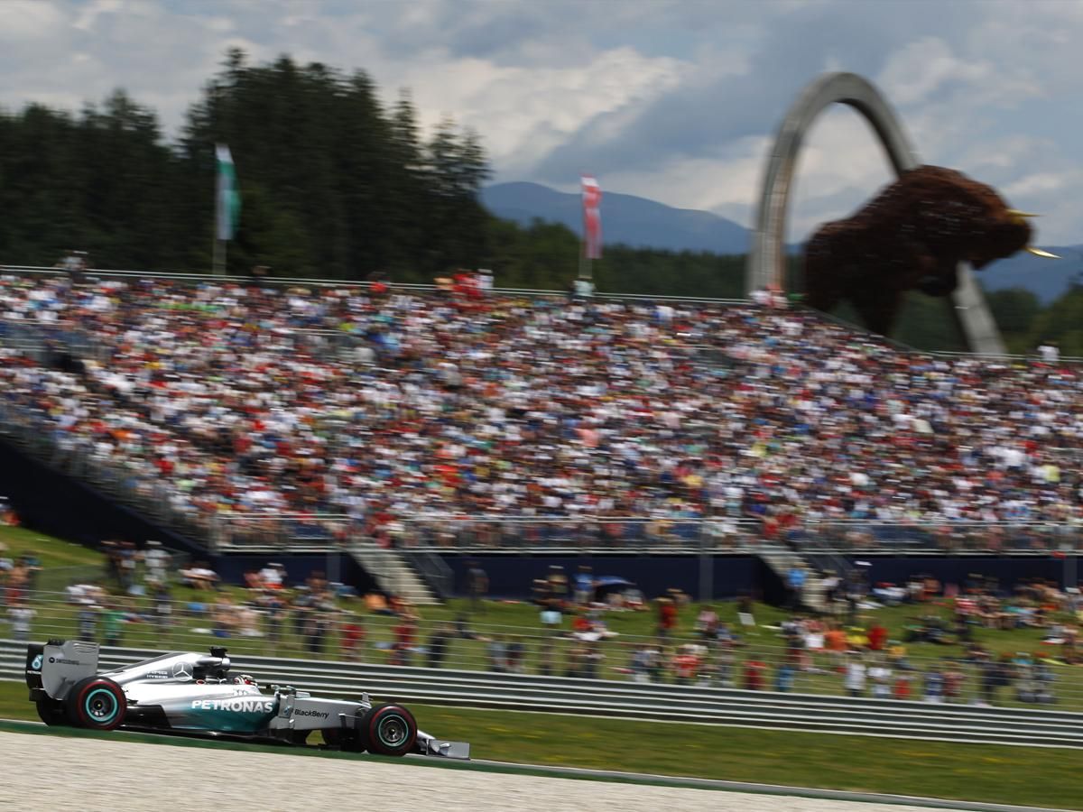 Eddig a Mercedes tarolt a Red Bull pályáján (Fotó: AFP)