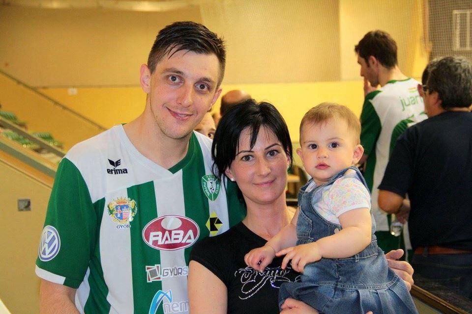 Dróth Zoltán feleségével és gyermekével – hamarosan Kazahsztán felé veszi az irányt (Fotó: Facebook)