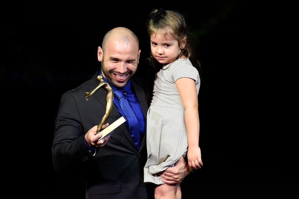Kislányával és szinte megszámolhatatlan mennyiségű elismerésének egyikével (Fotó: Getty Images)