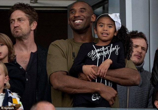 Gerard Butler és Kobe Bryant együtt szurkolt az angol srácnak (Forrás: Getty)