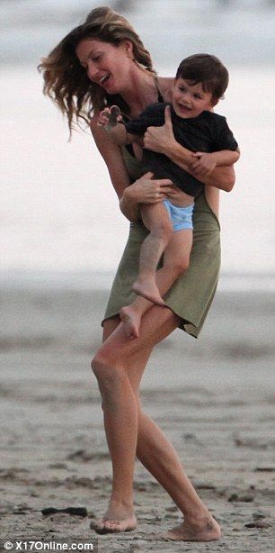 Gisele Bündchen és Benjamin (Fotó: Daily Mail/TMZ)