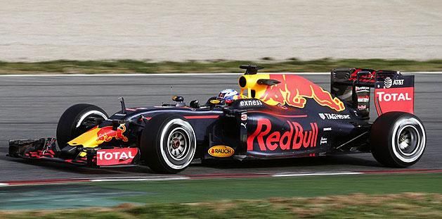 Ricciardo átvette a vezetést a Red Bull-TAG Heuerrel