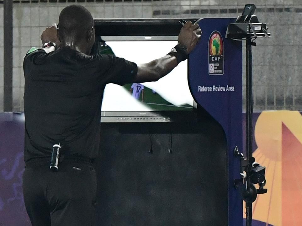 Alioum játékvezető tájékozódik, majd visszavonja a megítélt tizenegyest (Fotó: AFP)