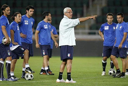 Marcello Lippi eligazítást tart játékosainak (Fotó: Action Images)