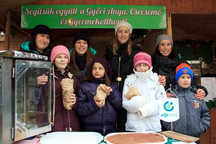 A kézis lányok és a Gyermekotthon kis képviselői (Fotók: Győri Audi ETO KC)