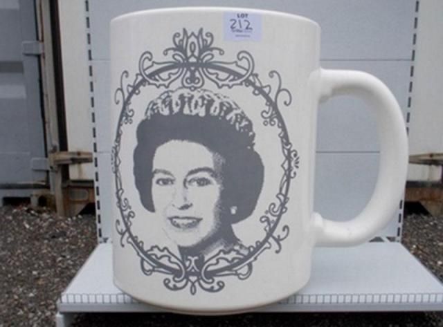 Bögre Erzsébet királynő arcképével (Forrás: telegraph.co.uk)