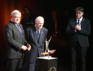 Szepesi György (középen) 
a 2015-ös Év sportolója-gálán