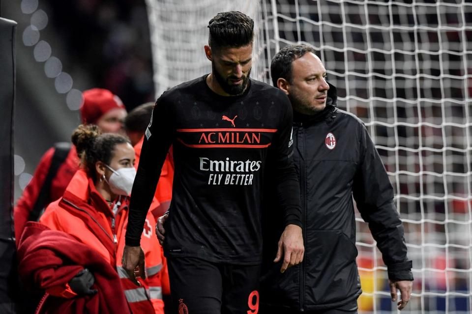 Giroud bő egyórányi játékot követően megsérült (Fotó: AFP)