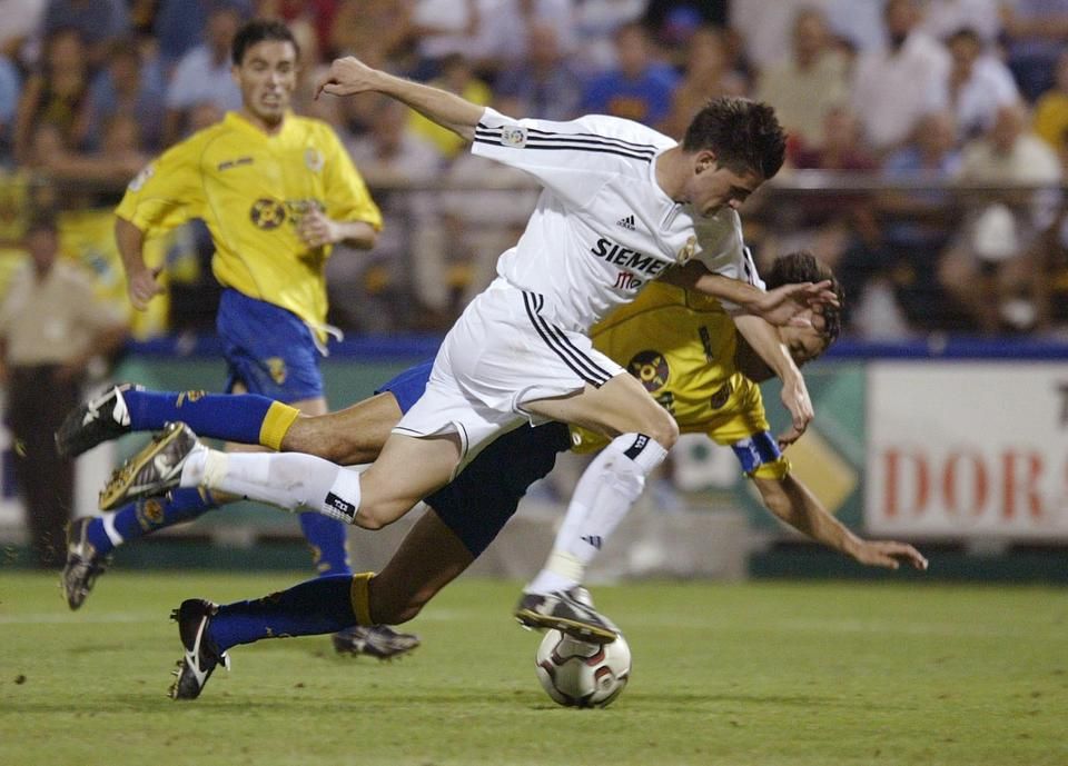 Javier Portillónak (fehérben) nem sikerült megragadnia a Real kezdőjében (Fotó: AFP)
