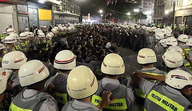 Sao Paulóban mintegy ezer tüntető vonult fel a június 12-i nyitómérkőzés helyszínén (Fotó: facebook.com/RevNews)