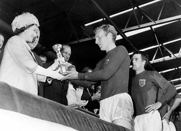 Bobby Moore II. Erzsébet királynőtől átveszi a Jules Rimet-trófeát (Fotó: AFP)