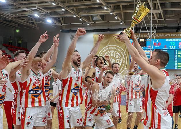 A 21 év után újra A-csoportos Honvéd játékosai a bajnoki trófea átvétele után alaposan megünnepelték a feljutást a Ludovika Sportközpontban (Fotó: Török Attila)