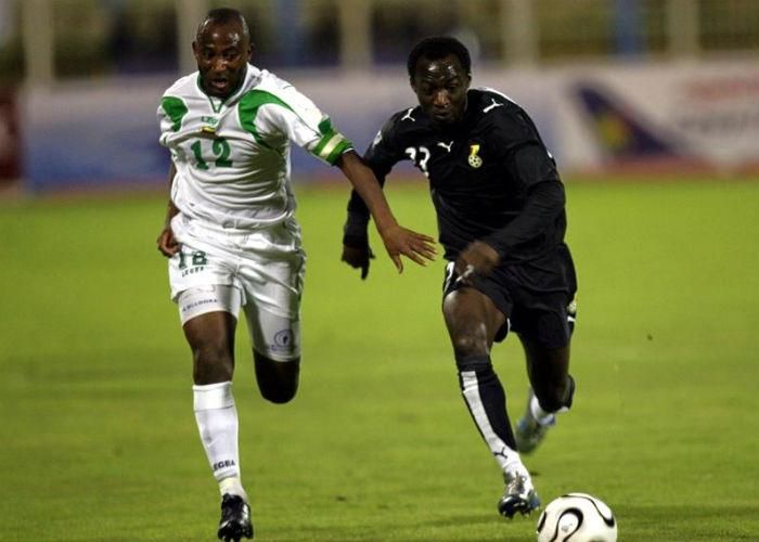 Peter Ndlovu (fehér mezben) egy 2006-os Zimbabwe–Ghána Afrikai Nemzetek Kupája-mérkőzésen harcol a labdáért (Fotó: Action Images)