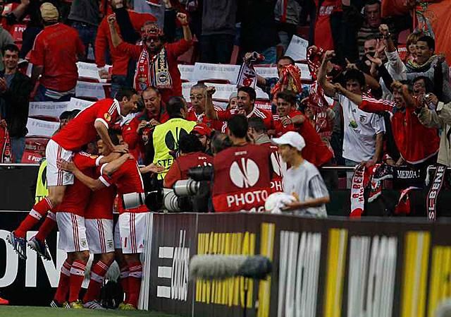 Érthető a Benfica játékosainak öröme: 3–1-re nyertek, és bejutottak a döntőbe.