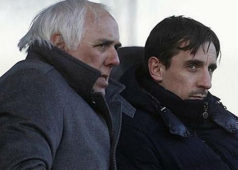 Gary Neville és a bűncselekménnyel vádolt édesapja (Fotó: The Sun)