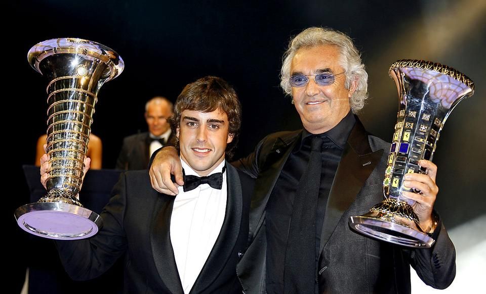 Flavio Briatoréval, aki a 2005-ös és a 2006-os vb-győzelme idején is a Renault csapatfőnöke volt (Fotó: AFP)