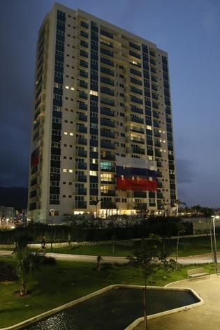 Az orosz épület este: bizarr látvány, hogy 
milyen kevesen lakják (Fotó: Szabó Miklós)