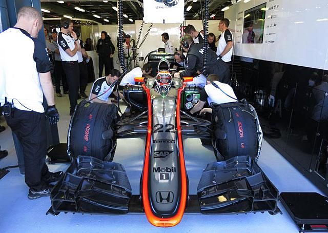 Button a McLaren garázsában