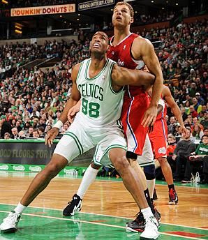 Itt még a Celtics mezében harcol a labdáért (Fotó: Getty)