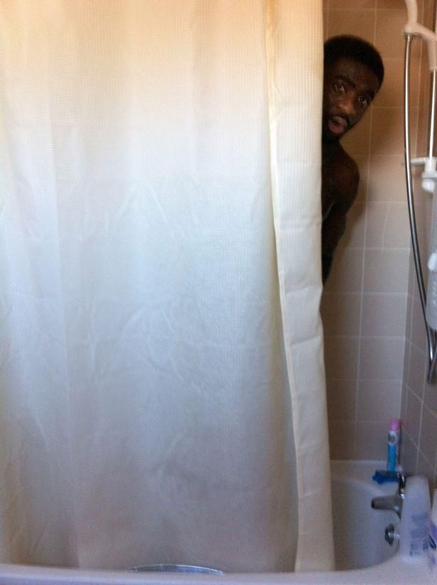 A nő ezzel a fotóval is meglepte Kolót a fürdőszobában (forrás: Mirror)