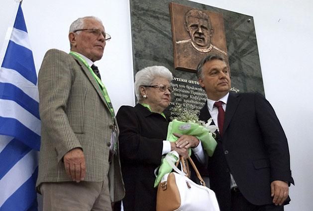 Az emléktáblát 2014-ben Puskás Ferencné, Erzsébet asszony és Orbán Viktor miniszterelnök leplezte le az Aposztolosz Nikolaidisz Stadionban (Fotó: MTI)