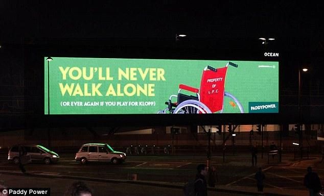 A Liverpoolt akarták szívatni a táblával, balhé lett belőle (Fotó: Twitter)