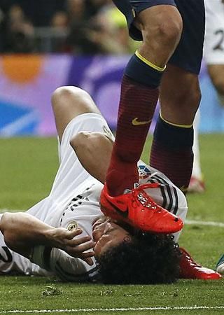 Az ominózus pillanat – Busquets rálép Pepe fejére (Fotó: Reuters)