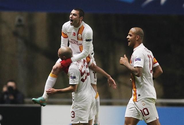 Burak Yilmaz (fent) megszerezte hatodik idei gólját is a BL-ben