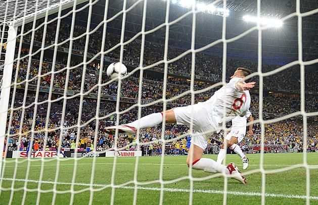 A sokat emlegetett hiba – a 2012-es Eb-n az angol John Terry a gólvonal mögül kanalazta ki a labdát Ukrajna ellen, Kassai Viktor mégsem adta meg a gólt  (Fotó: Getty Images)