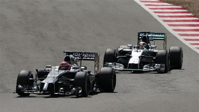 Hamilton nem sok időt vesztegetett a két McLaren mögött