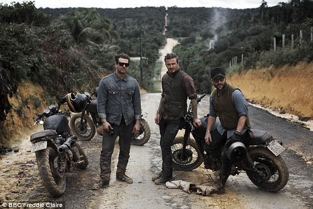 David Beckham és barátai motorra pattantak (forrás: Daily Mail)