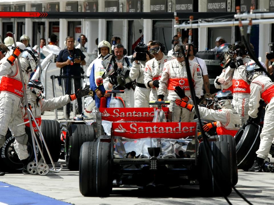 És amikor elmérgesedett a viszonyuk: Alonso keresztbe tett Hamiltonnak a 2007-es Magyar Nagydíj időmérő edzésén, hogy megakadályozza csapattársát a pole pozíció megszerzésében