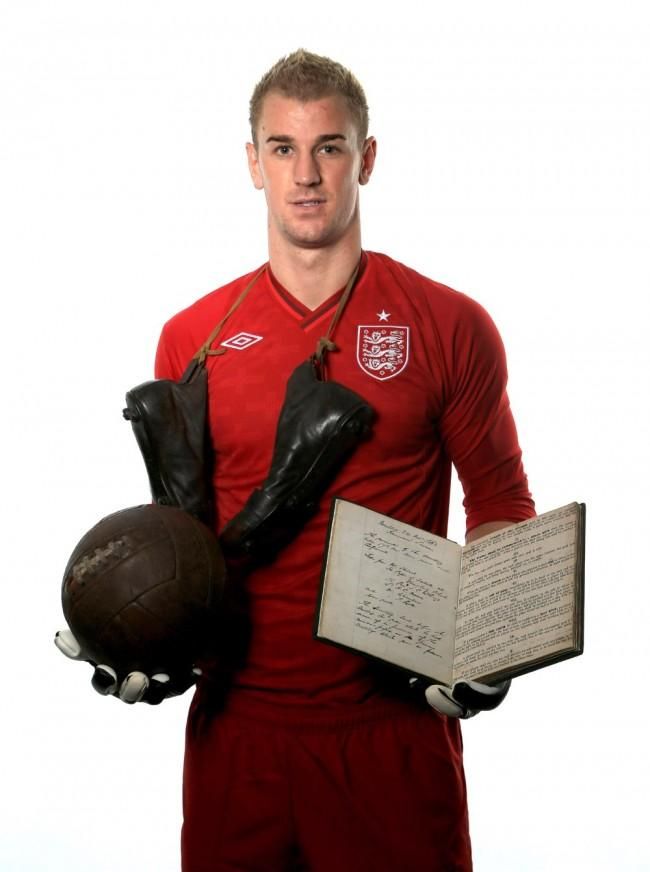 Joe Hart és az egymilliós könyv (Fotók: The FA)