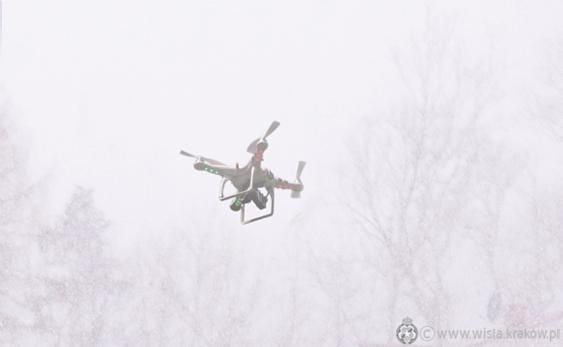 A drón a szakadó hóesésben közelebbi képen