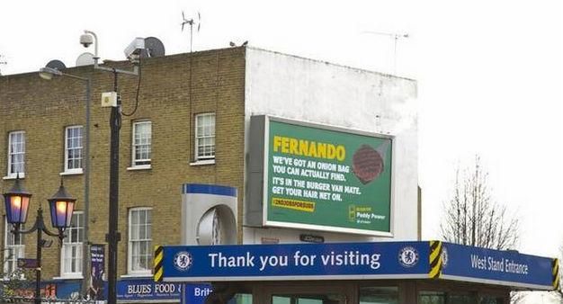 A Stamford Bridge bejáratától pár méterre helyezték el a Torrest alázó plakátot (Fotó: metro.co.uk)