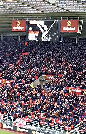 Szívszorító pillanat:
a Sunderland szurkolói a 32-es mezszámú 
Fülöp Mártonra emlékeztek a 32. percben