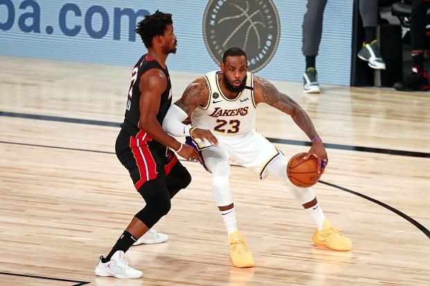 Jimmy Butler (balra) és a Miami Heat nem adta olcsón a bőrét, de a „buborék” bajnoka 2020-ban LeBron James vezette Los Angeles Lakers lett (Fotó: AFP)