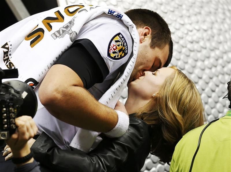A Super Bowl MVP-je, Joe Flacco örömteli csókot ragaszt felesége ajkaira