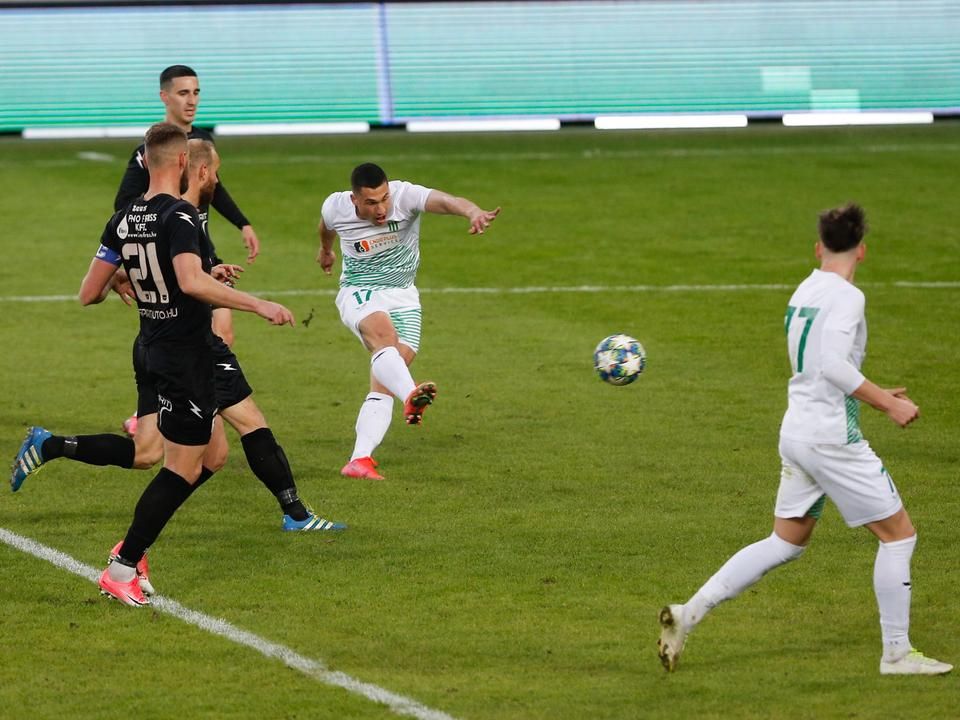 Dragóner Filip (17) hatalmas gólt ragasztott a Kaposvár kapujának bal felső sarkába. Ez volt a negyedik...  (Fotó: Cseh Gábor/Vas Népe)