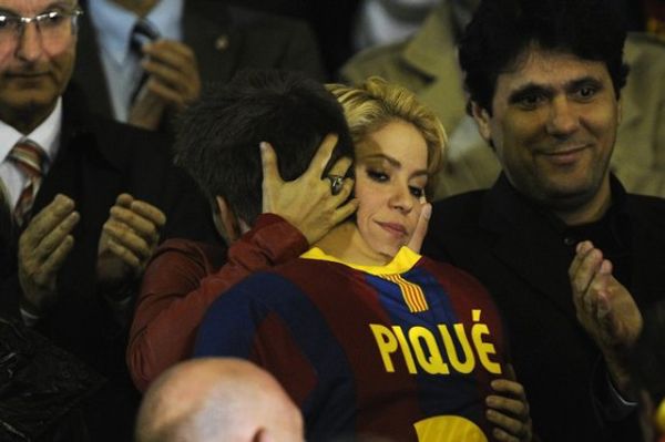 Shakira vigasztal (forrás: lavozlibre.com)