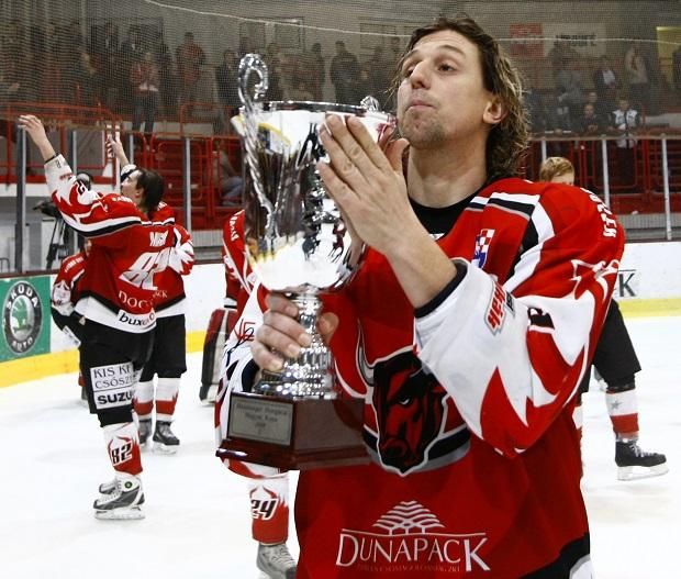 2009: Összesen kilencszer nyert Magyar Kupát, ebből hat alkalommal a Dunaferr jégkorongozójaként emelhette magasba a trófeát (Fotó: Szabó Miklós)