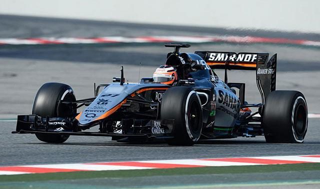 Lapos bal hátsó kerék a Force India-Mercedesen a pórbakörén
