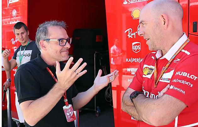 Villeneuve-öt (balra) a Ferraritól (még…) nem tiltották ki