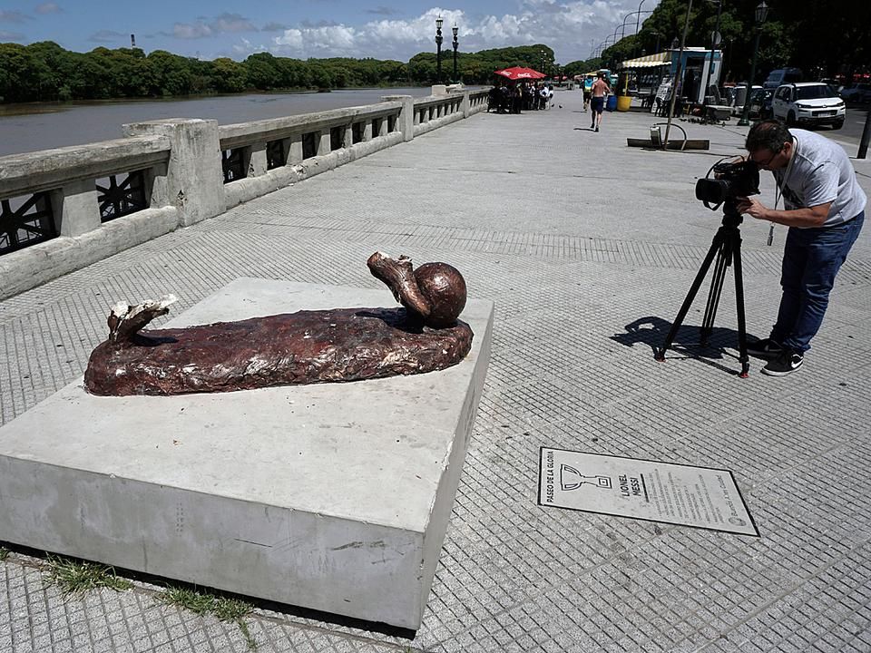 Most a „katasztrófaturisták” keresik fel a szobrot (Fotó: AFP)