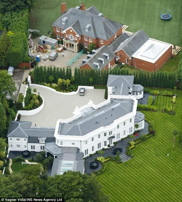 A képen felül Terry régi otthona, alul pedig az új (forrás: Daily Mail)