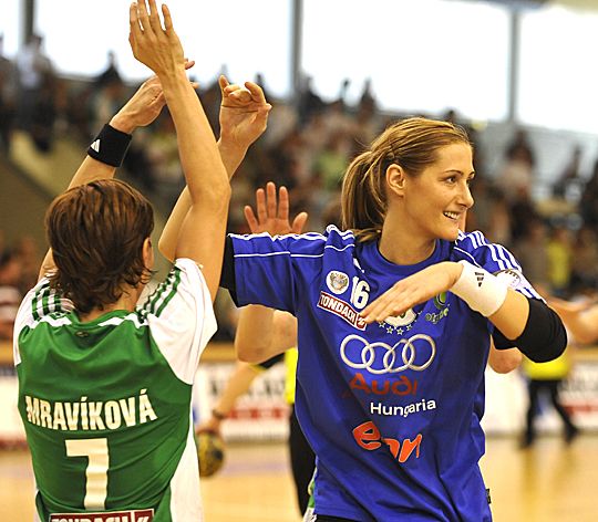 Pálinger Katalin (jobbra) ezúttal is fogadhatta a gratulációkat (Fotó: Mirkó István, archív)