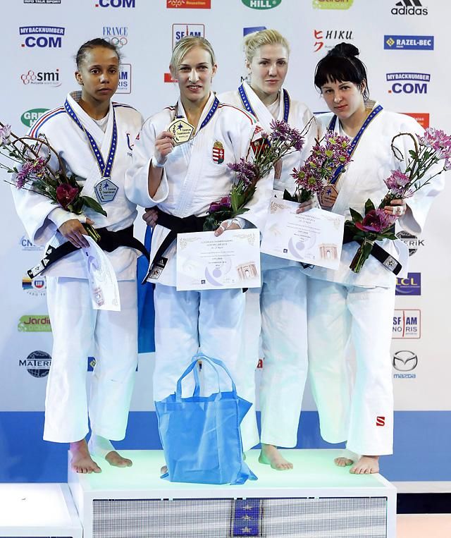 Csernoviczki Éva (balról a második) ismét aranyat nyert az Eb-n (Fotó: MTI)