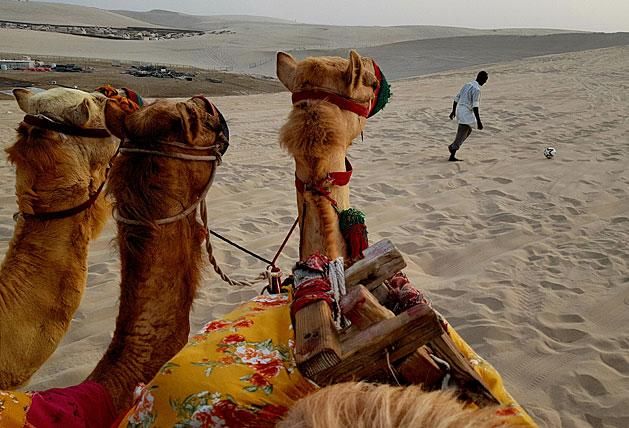 Sivatagi grund – tevehátas perspektívából ilyen a sivatagban labdába rúgni, s ihletett fotók őrzik a gyerekek és ifjak találkozását a futballal a világbajnokság hátországában (FOTÓ: MEHREEN FAZAL)