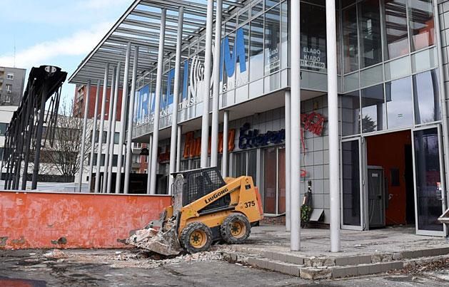 Munkában a gépek: az orvosi centrum és a sportcsarnok is épülhet (Fotó: dvtk.eu)